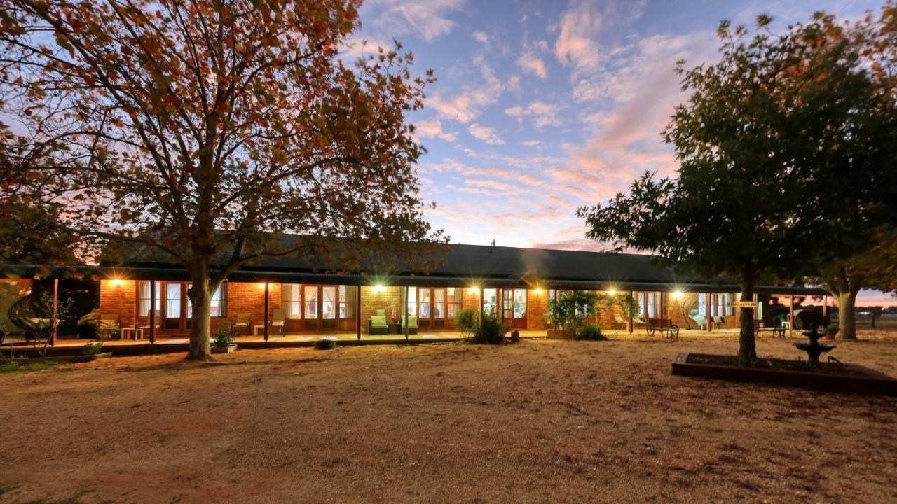 The Vineyard Motel Cowra Buitenkant foto
