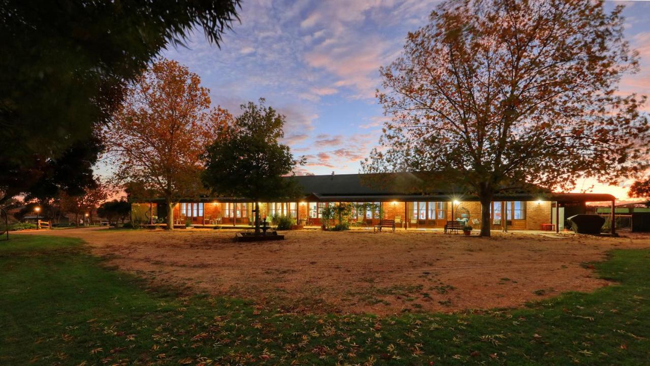 The Vineyard Motel Cowra Buitenkant foto